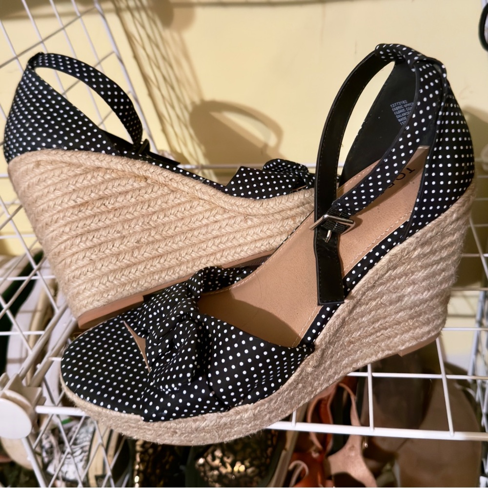 Torrid navy & white polka dot open toed wedge sandals w/ ankle strap & bow, 11W
